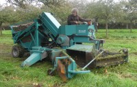 Une ramasseuse de pommes automotrice