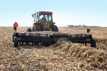 Récolter la biomasse : des broyeurs qui andainent pour mieux presser