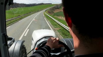 Encore loin de franchir la barre des 40 km/h sur la route en tracteur