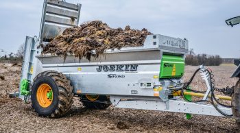 Un épandeur à fumier facile à charger