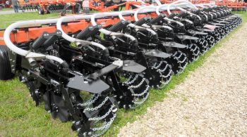 Un strip-till de 16 rangs chez Kuhn USA