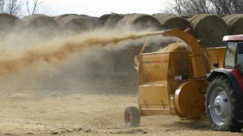 Deux machines pour obtenir de la paille fine