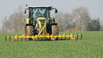 Une bineuse à céréales chez Claydon