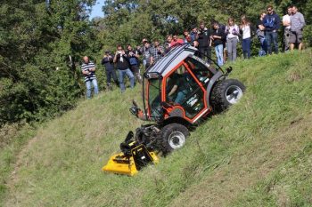 Les tracteurs affrontent les pentes en Savoie