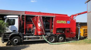 Le camion de fabrication d’aliment exposé