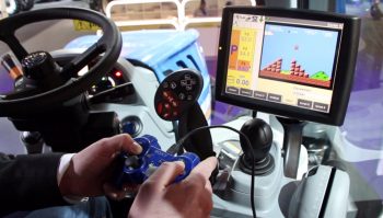 Jouer à Super Mario Bros sur l’IntelliView d’un tracteur New Holland