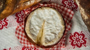 Quand la défense du camembert (et ses effluves) s’invite au menu de l’Assemblée