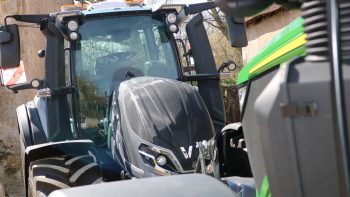 Essai comparatif : le Valtra Q305 peut-il détrôner le John Deere 6R 250 ?