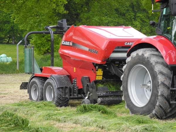 La presse Case IH RB544