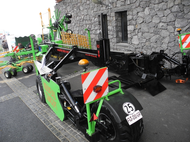 La presse vient prendre place sur le châssis. gapp 1