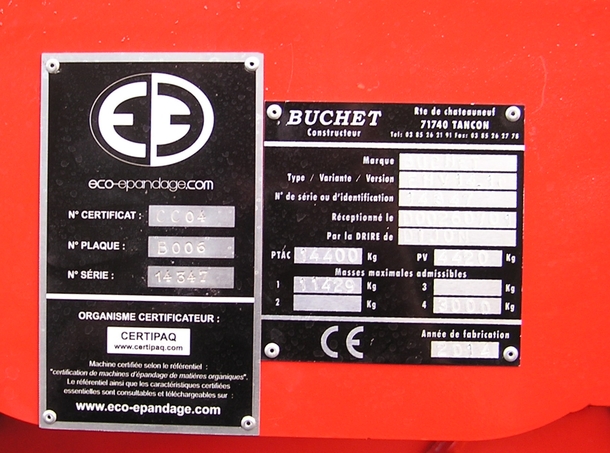 A gauche, la nouvelle plaque et son logo Eco-Epandage. buchet 2